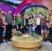 La imagen muestra a las 16 celebridades que en su momento fueron parte de La Granja VIP, la foto fue tomada durante la transmisión del programa Venga la Alegría