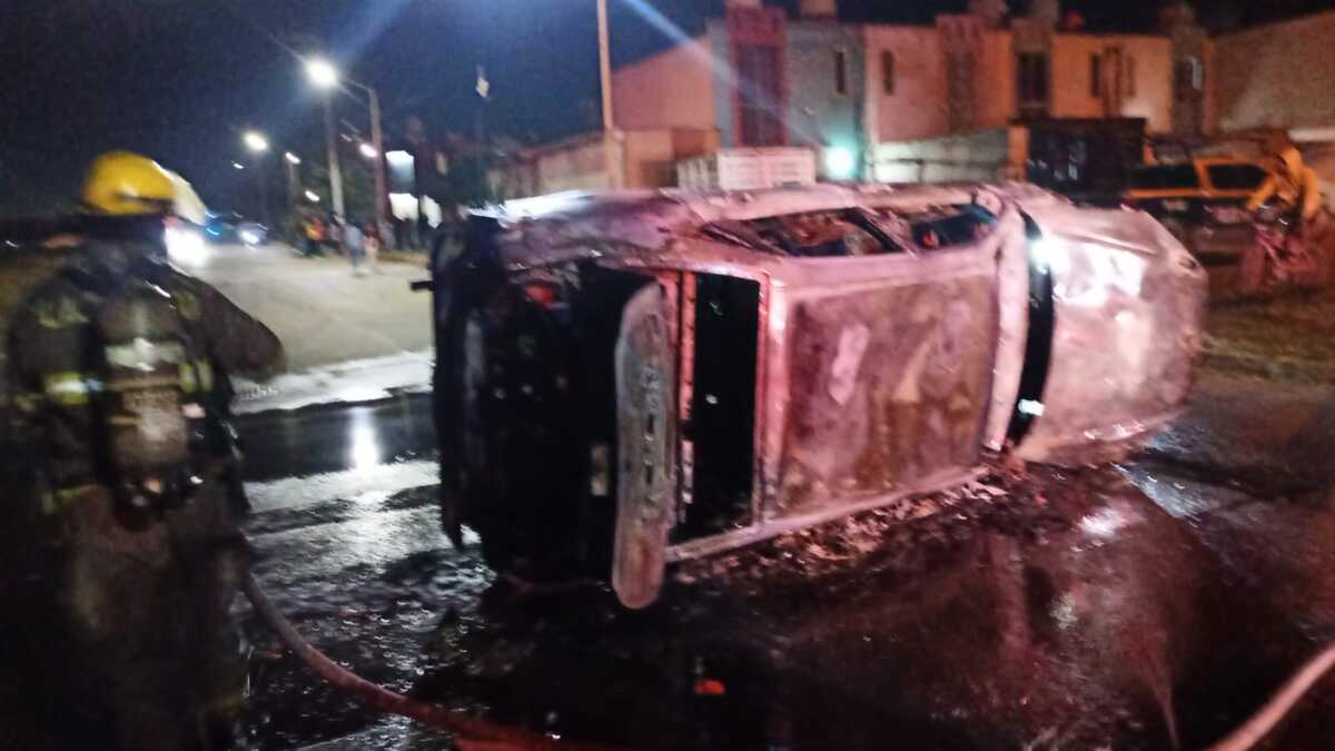 Auto de costado calcinado