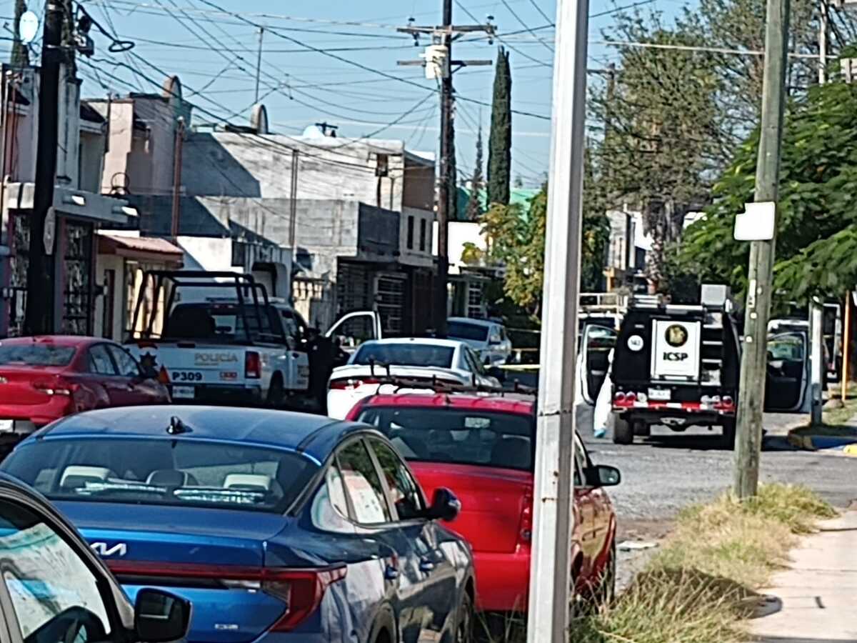 Policías resguardando casa por homicidio en Guadalupe.