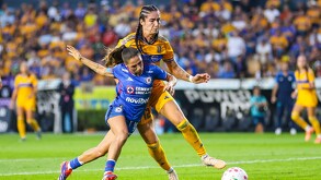 Disputa del balón en la semifinal de vuelta entre Tigres Femenil y Cruz Azul.