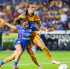 Disputa del balón en la semifinal de vuelta entre Tigres Femenil y Cruz Azul.