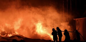 Bomberos sofocando un incendio