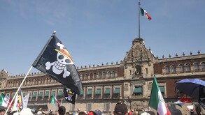 Presuntos miembros de la Generación Z protesta frente a Palacio Nacional, en el Zócalo de la Ciudad de México.