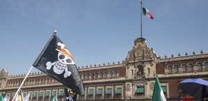 Presuntos miembros de la Generación Z protesta frente a Palacio Nacional, en el Zócalo de la Ciudad de México.