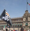 Presuntos miembros de la Generación Z protesta frente a Palacio Nacional, en el Zócalo de la Ciudad de México.