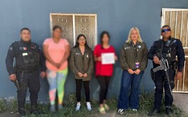 Grupo de personas paradas entre ellas, elementos de la comisión de búsqueda