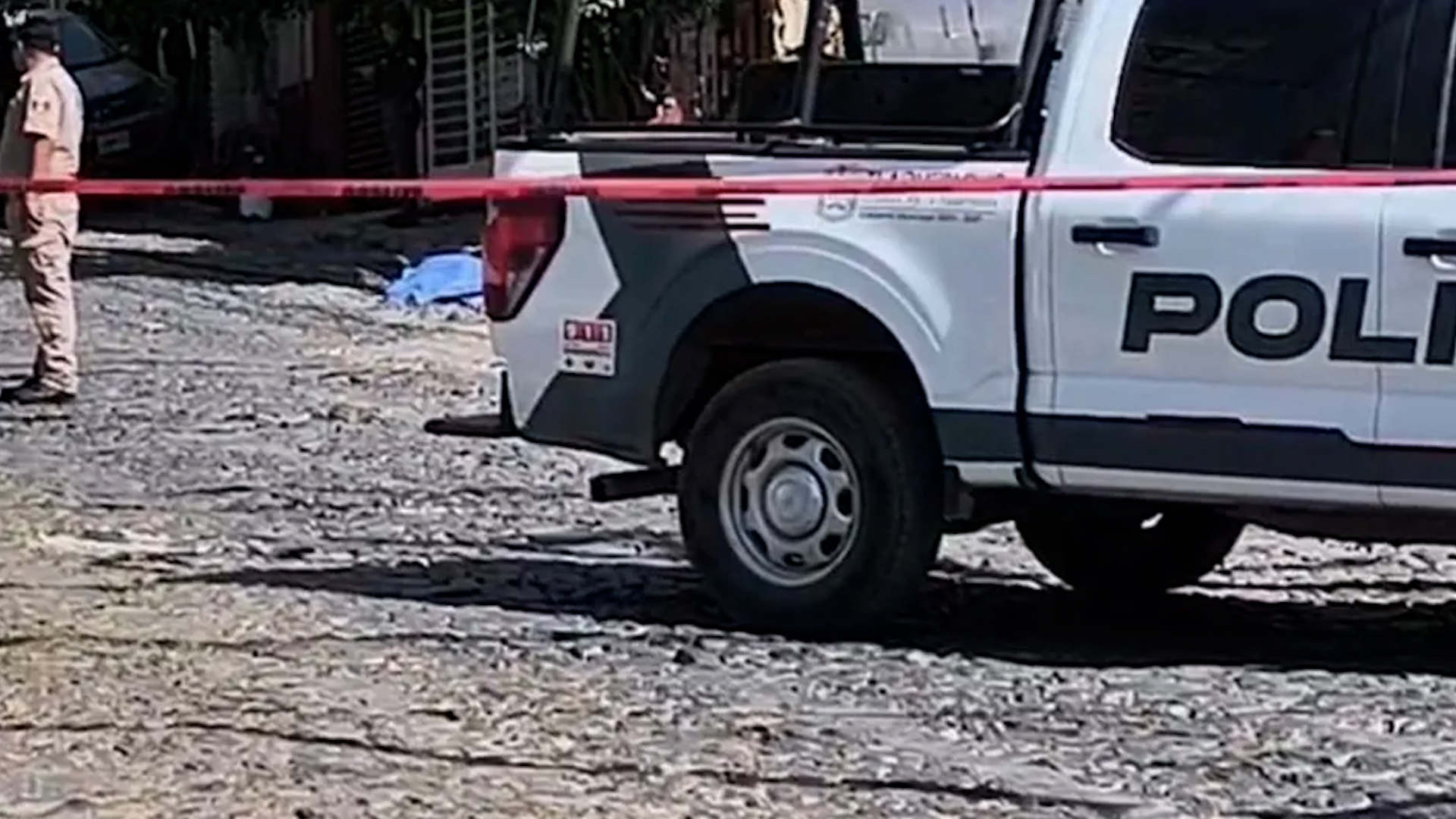 Informes cuentan que la pipa se estacionó en una pendiente para abastecer a un gas estacionario cuando el vehículo avanzó solo.