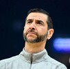 James Borrego, coach de ascendencia mexicoamericana en NBA, dirigiendo un partido en la liga.