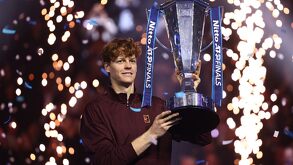 Jannik Sinner recibiendo el trofeo del ATP Finals 2025 tras derrotar a Carlos Alcaraz.