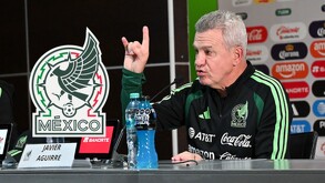 Javier Aguirre hablando en una conferencia de prensa previo al partido entre México y Uruguay en Torreón.