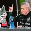 Javier Aguirre hablando en una conferencia de prensa previo al partido entre México y Uruguay en Torreón.
