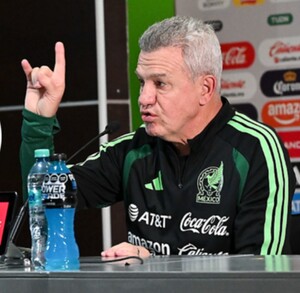 Javier Aguirre hablando en una conferencia de prensa previo al partido entre México y Uruguay en Torreón.