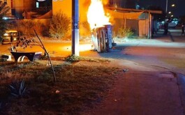 Auto de costado incendiándose
