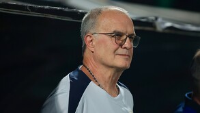 Marcelo Bielsa durante el partido amistoso en el TSM entre México y Uruguay.