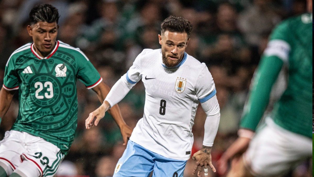 Nahitan Nández y Jesús Gallardo disputando una pelota