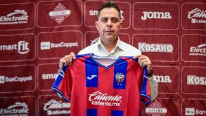Miguel de Jesús Fuentes siendo presentado como nuevo entrenador del Atlante en diciembre de 2024.
