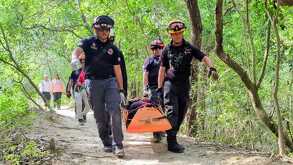 Elementos de Protección Civil de Guadalupe rescatando a mujer