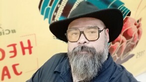 Pancho Rodríguez tomándose una selfie durante una entrega de premios, viendo de frente con sombrero y lentes puestos