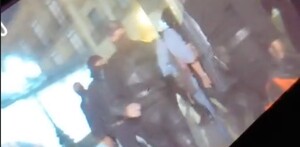 Elemento de policía encapuchado, grabado con cámara