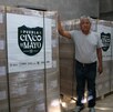 un productor mostrando la marca puebla cinco de mayo