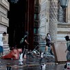 Manifestantes encapuchados afuera del Palacio de Gobierno en Guadalajara con diversos objetos materiales destrozados por el suelo