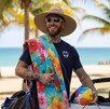 Sergio Ramos con ropa y útiles de playa, simbolizando que se va de vacaciones.