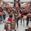 Imagen generada con IA de Gemini de personas haciendo compras compulsivas.