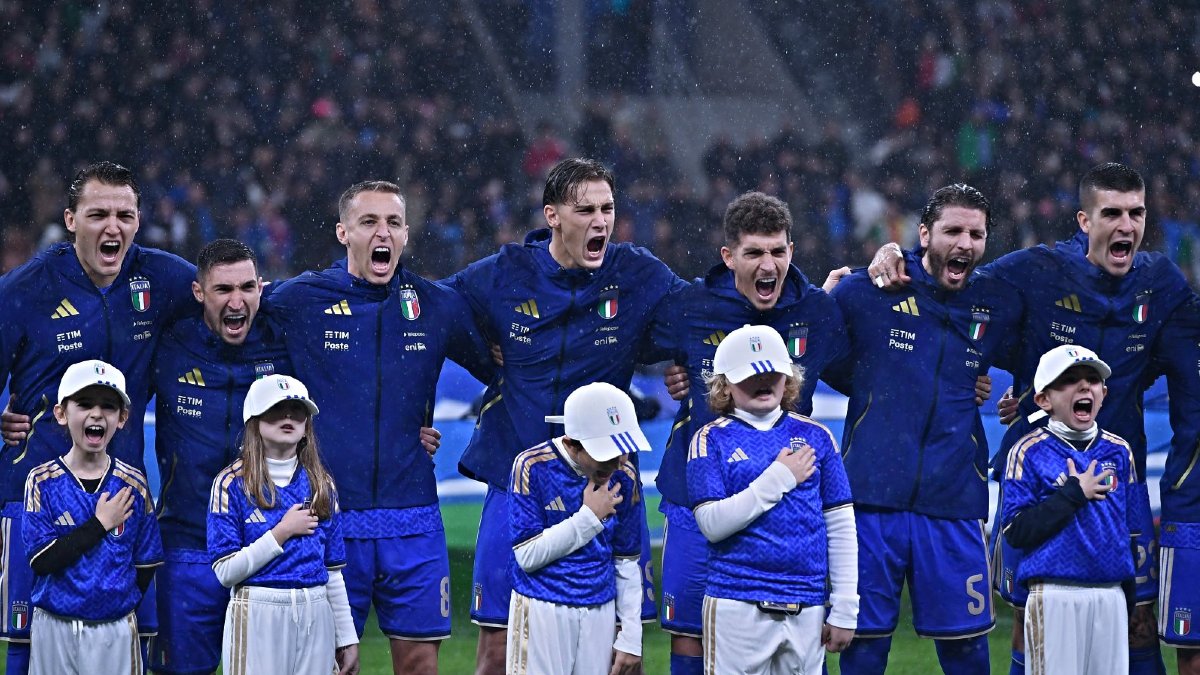 Jugadores de la Selección Italiana en la formación al entonar los himnos nacionales.