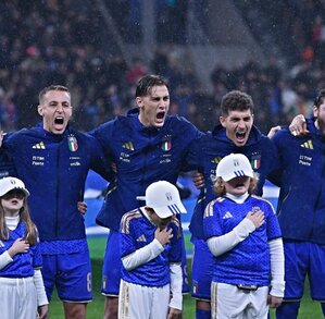 Jugadores de la Selección Italiana en la formación al entonar los himnos nacionales.