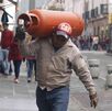 Hombre cargando tanque del gas en Puebla.