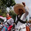 Personas participan en el desfile de la Revolución Mexicana en la Ciudad de México el 20 de noviembre