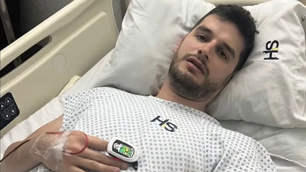 Adrián Marcelo en la cama de hospital