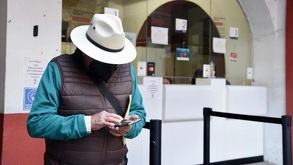 un hombre pagando sus impuestos en una oficina del gobierno de puebla