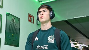 Armando González caminando por los pasillos del Estadio Corona previo al parido de México vs Uruguay.