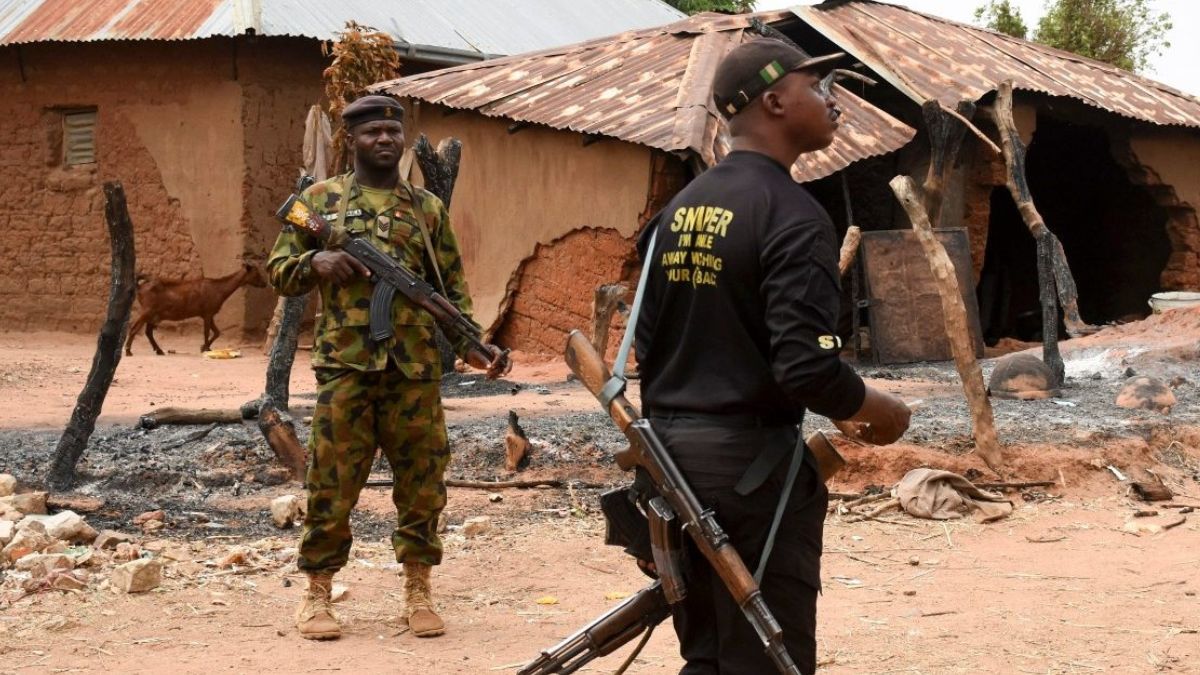 Foto de Milenio con dos elementos policiacos de Nigeria.