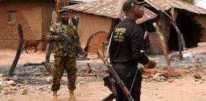 Foto de Milenio con dos elementos policiacos de Nigeria.