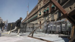Policías capitalinos haciendo labores de contención durante marcha de la Generación Z.