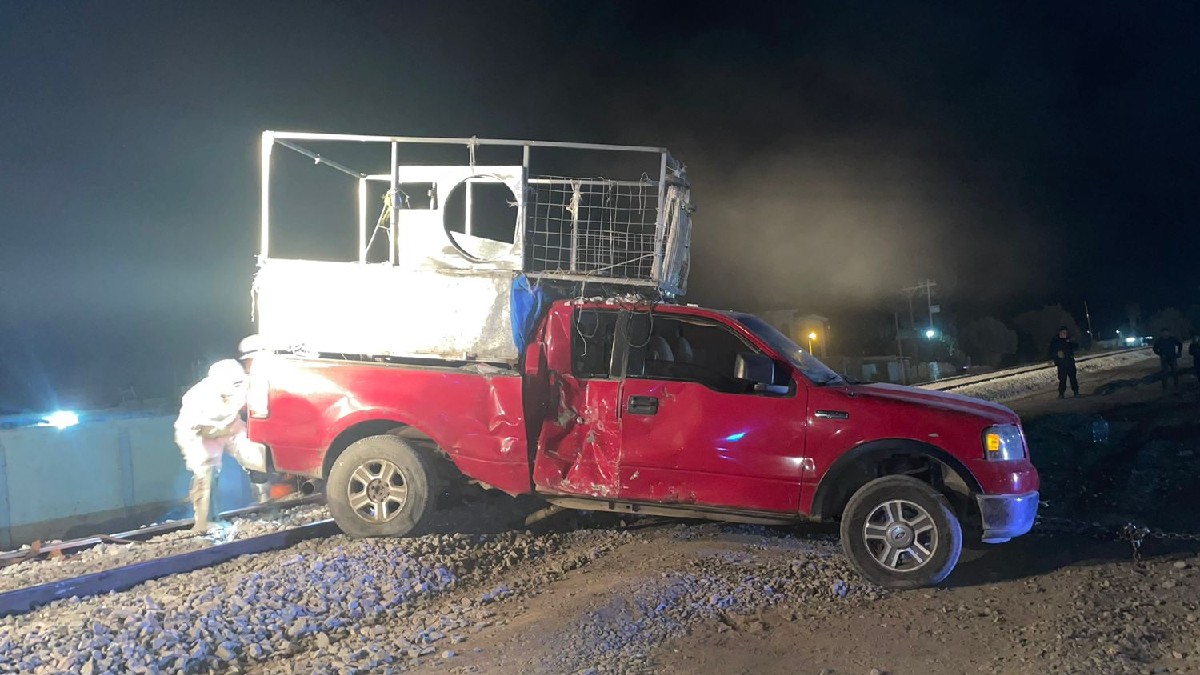 Camioneta siniestrada tras ser impactada por el tren tras quedar varada en las vías en San Pedro, Coahuila.