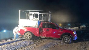 Camioneta siniestrada tras ser impactada por el tren tras quedar varada en las vías en San Pedro, Coahuila.