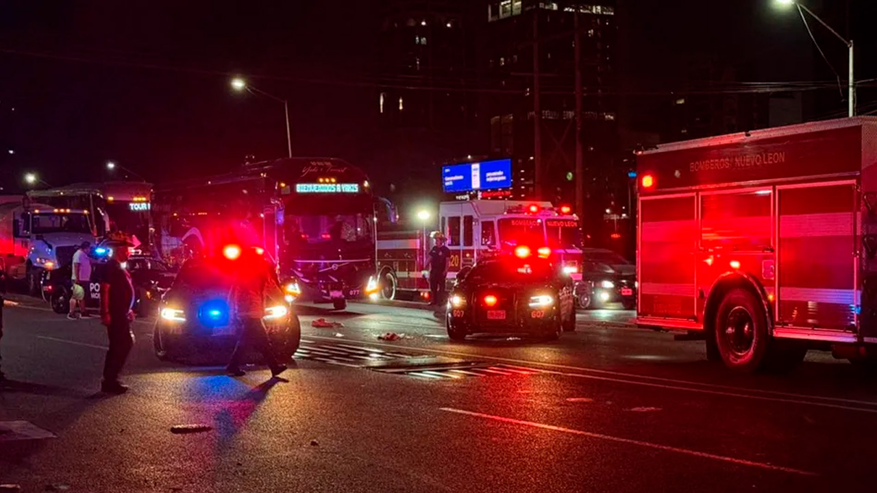 Un hombre perdió la vida y otro resultó lesionado la noche del domingo tras ser atropellados por una camioneta pick up negra en la avenida Morones Prieto.