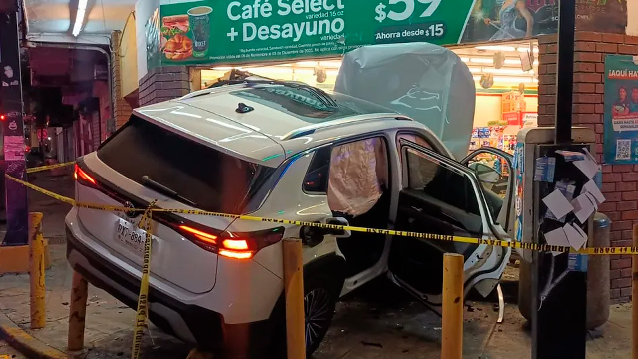 Una Tiguan 2026 quedó en pérdida total tras chocar contra una tienda en la colonia Terminal de Monterrey.