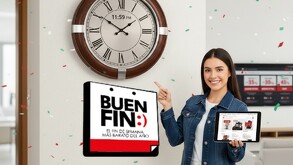 Mujer sosteniendo una tablet y señalando un reloj en la pared que indica la hora en que termina el Buen Fin
