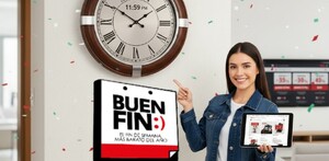 Mujer sosteniendo una tablet y señalando un reloj en la pared que indica la hora en que termina el Buen Fin