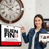 Mujer sosteniendo una tablet y señalando un reloj en la pared que indica la hora en que termina el Buen Fin