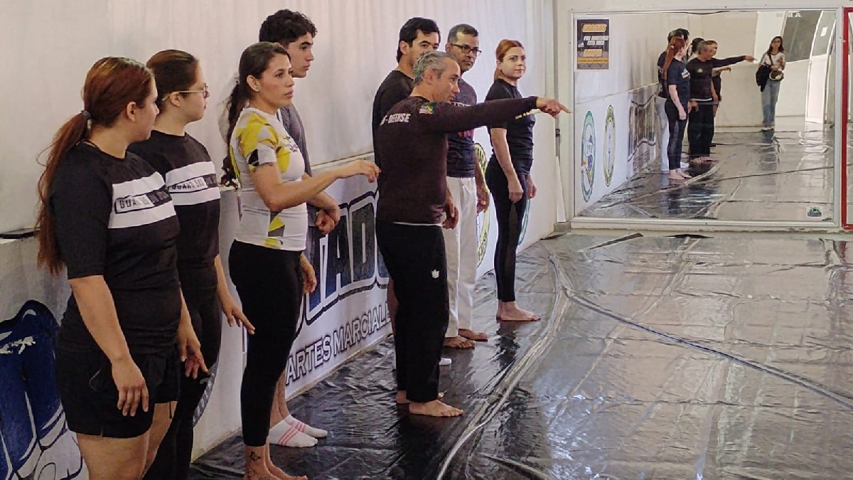 Clase del curso de defensa personal para mujeres que se lleva a cabo en la Unidad Deportiva de Torreón.