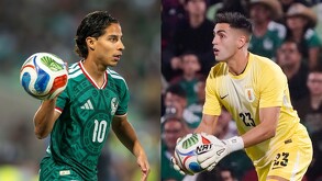 Diego Laínez de Tigres con la camisa de la Selección Mexicana y Santiago Mele de Rayados con Uruguay.