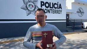 Hombre sosteniendo urna con cenizas en Monterrey