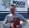 Hombre sosteniendo urna con cenizas en Monterrey