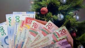 Billetes mexicanos y árbol de Navidad por aguinaldo 2025