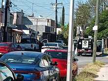 Policías resguardando casa por homicidio en Guadalupe.